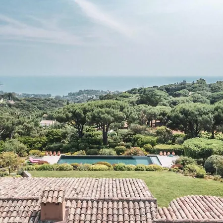 Avec Piscine Vue à Hébergement de vacances