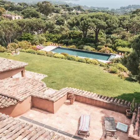Avec Piscine Vue à Hébergement de vacances